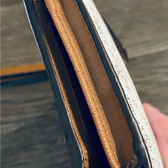 MICHAEL KORS Adele Logo Smartphone Double Zip Wallet Color: Vanilla / Acorn - Picture 6 of 12